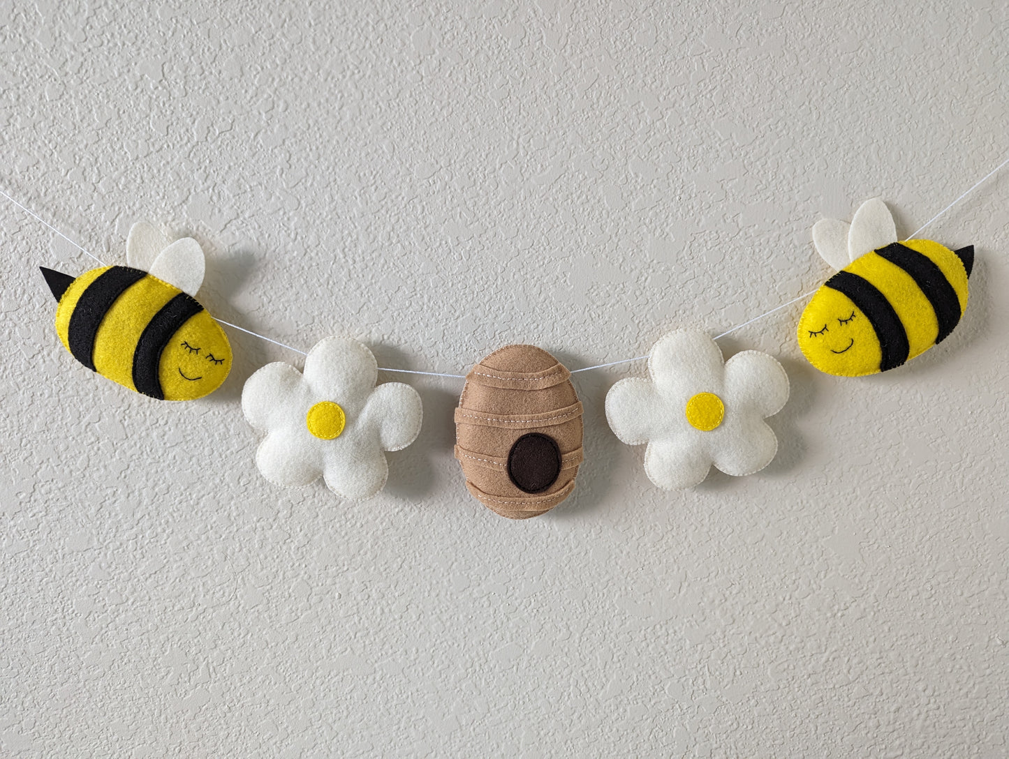 Handmade bumble bee & flower garland - Kids room decor - Classroom decor